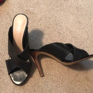 Black high heeled slides 👠